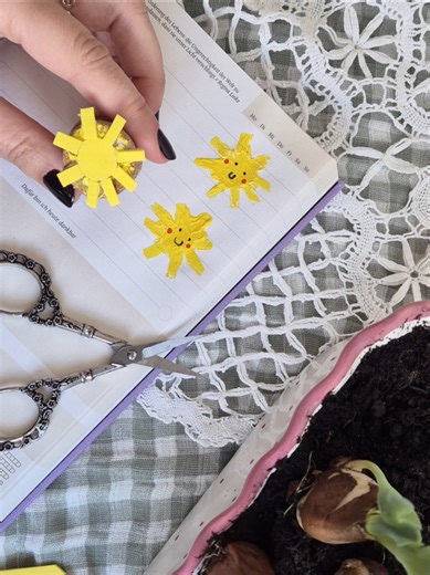 POV: The sun doesn’t show up… so you stamp your own. ☀️ Finally a little light – outside and inside my journal. I made tiny sun stamps using cork and foam sheet. Not perfect, a little wonky… and that’s exactly why I love them. There’s something so charming about handmade details that don’t try too hard. I simply stamped them with acrylic paint – super easy, super quick, and suddenly every page feels like spring. Sometimes you don’t need fancy tools. Just a bit of creativity, paint on your finger