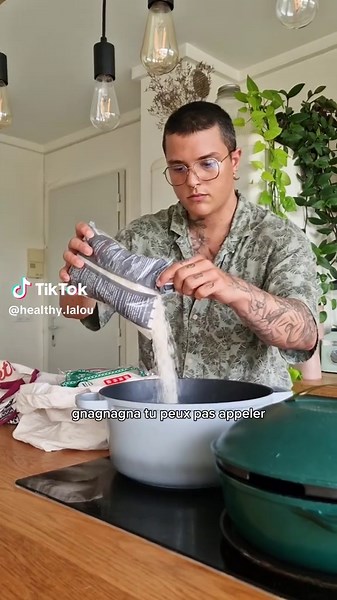 les meufs enceintes c'est pour vous 🙂‍↕️ Makis spicy pois chiches ➡️ 1 feuille nori riz pois chiches écrasés mayo maison sriracha algues citron avec carotte poivron jaune Makis aubergines miso ➡️ 1 feuille nori riz aubergine rôtie marinée avec du miso dilué avec un peu d'eau poivron rouge tofu fumé California kimchi ➡️ riz 1 feuille nori kimchi patate douce rôtie poivron rouge fauxmage piment d'espelette sur l'extérieur California greeen ➡️ 2 feuille de riz salade concombre faux saumon fauxmage