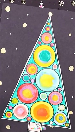 Bring a little extra color to the festive season with this joyful Kandinsky-inspired Christmas Tree Art! 🎄✨ Kids will love exploring circles, patterns, and bold colors as they build their own playful, modern tree ✨ #artycraftykids #KidsArtClass #artforkids #christmascrafts | Arty Crafty Kids