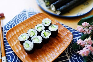 最近冰箱被小黃瓜轟炸，一直苦惱要怎麼消滅，涼拌小黃瓜也吃好多天了，後來想到女兒喜歡壽司決定做小黃瓜壽司細捲，一口大小給女兒吃剛剛好，才剛做好一大盤(大概有24個小捲)擺在桌子上，女兒果然咚咚咚的探頭看，手指著說:『麻咪~~我可不可以吃這個~~~海苔.....跟.......跟.....小房瓜!!』結果我還沒開口就看她往嘴裡塞了一個🤣🤣🤣 後來忙別的事，想說女兒怎麼這麼安靜，一回來發現她很誇張的吃了半盤.... #看來以後可以多做一點偷得耳根子清靜 #女鵝會不會是潛在大胃王 ⭐1大匙=15ml，1小匙=5ml 🎬訂閱影片: http://www.youtube.com/c/小田太太の玩樂廚房mrstienkitchen 📷追蹤IG: https://www.instagram.com/mrstienkitchen/ | 小田太太の玩樂廚房