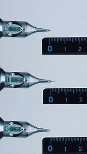 Tattoo Lab - Education & Tips on Instagram: "Tattoo needle depth – where’s the sweet spot? 🎯 Every artist works a bit different, but many stay around 2.5–3.5 mm. Why? This depth hits the dermis – the layer where ink stays – without going too deep. Clean lines, better healing, less risk of blowouts. In the end it’s not only about the number – it’s about how the skin feels, good stretch, and your own flow. Find your spot – but remember: sweet spot ≠ one rule for everyone. #tattoolab #tattooeducat