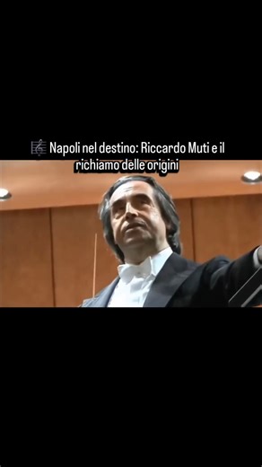 Napoli Storia e Monumenti di Andrea Brancaleone on Instagram: "🎼 Napoli nel destino: Riccardo Muti e il richiamo delle origini Nell’intervista, il Maestro Riccardo Muti racconta un dettaglio intimo e potentissimo delle sue origini: fu sua madre a volerlo far nascere a Napoli, città che sentiva come parte essenziale della propria identità. Non una scelta casuale, ma un atto d’amore verso una terra carica di storia, musica e umanità. Per Muti, Napoli non è solo un luogo di nascita: è una matrice