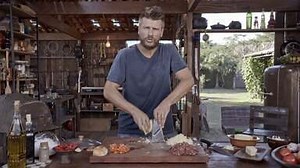 Pizza De Aipim Com Carne Seca No Forno De Barro