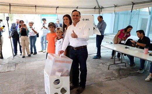 Gobernador de Coahuila emite su voto en elecciones 2026