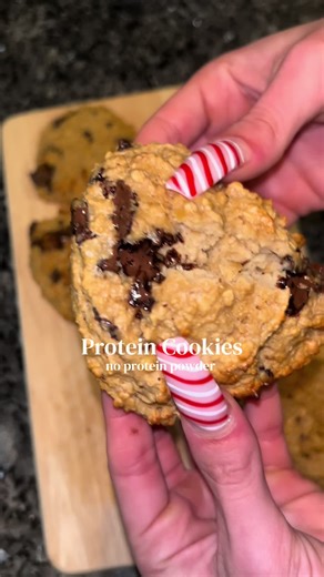 Protein Cookies 🍪 ΧΩΡΙΣ σκόνη 🥰🥰🥰 Υλικά : 1/2 μπανάνα 2 αυγά 150γρ γιαούρτι 1 κ.σ βούτυρο καρπών 1/2-1 κ.σ μέλι 3-4 σκουπ βρώμης Μπέικιν Προαιρετικά : κουβερτούρα ή σταγόνες σοκολάτας Ψήσιμο: 12-15’ στους 185°C Enjoyyyy🤩🤩🤩 #recipe #gym #gymtok #fyp