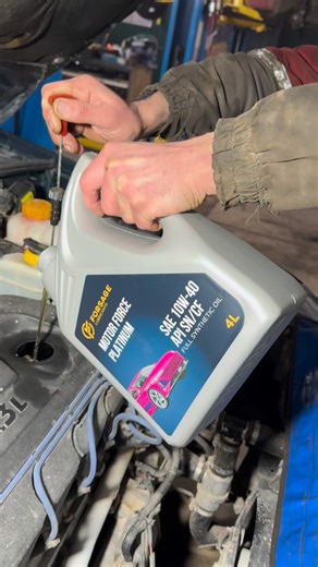 АВТОЗАПЧАСТИ/АВТОСЕРВИС ⚙️🚘 on Instagram: "🚗Daewoo Lanos🚗 ☑️Лайфхак по заливу масла в двигатель, если у вас нет воронки👌🏻 ———————————————————— ☑️ Life hack for pouring engine oil when you don’t have a funnel 👌🏻 📮Крым, город Керчь, ул.Орджоникидзе 123 📮Crimea, Kerch city, 123 Ordzhonikidze str. #service #cars #ремонт #автосервис #oilservice"