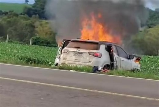 CARRO PEGA FOGO APÓS GRAVE ACIDENTE EM RODOVIA DA REGIÃO; VEJA VÍDEO