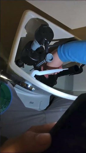 How to replace flapper on American standard toilet #plumbing #plumbingtime #pipefittings