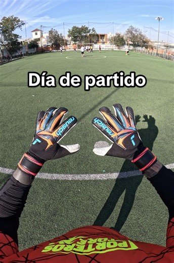 Día de partido, probamos modelo nuevo de reusch y se vuelve a complicar el partido 🥲😂 #portero #futbol #comedia #fyp #fypシ