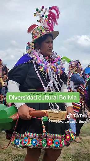 Diversidad Cultural en Bolivia: Tradición y Vestimenta Originaria