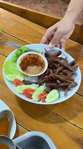 ร้านระดับตำนาน นครนายก อายุ 60 ปี !! ร้านอาหารศรีสุนีย์ จ.นครนายก Srisunee Restaurant 1965 เมนู : https://shorturl.asia/4oAKk เวลา : 09.30-19.00 น. เบอร์ : 0-3731-1529 : 09-6214-9192 LINE : @srisuneegroup แผนที่ : https://maps.app.goo.gl/7YHf5GgFuGMiuvzr6 พิกัด : ตรงข้าม ไทวัสดุ / ถนน สาริกานางรอง ตำบล บ้านใหญ่ / อำเภอ เมืองนครนายก 26000 #นครนายก #นครนายกกินไรดี #พากินเที่ยวนครนายก #เที่ยวนครนายก | นครนายกกินไรดี?