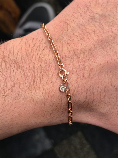 Achieve elegance in everyday wear with Forge, suitable for both men and women! Our rose gold-colored piece offers a sophisticated look and complements all your outfits! 925 Sterling Silver • Unisex • Lifetime Warranty • Free Maintenance/Repair
