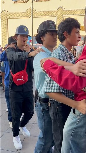 Jóvenes bailando y disfrutando en la plaza de Armas de Chihuahua con ‪@musicalmilagroofficial‬