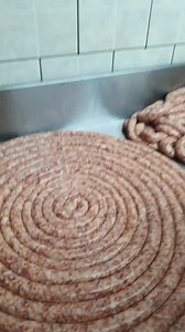 Al gehoor van Lam Rib Wors?🤤🐑 Basies is dit Lam Ribbetjie wat ontbeen word en dan maak ons n heerlike Worsie met hom🤤 Die smaak is uit en uit die smaak wat jy sal kry as jy n lam ribbetjie braai🔥🐑 Kom kry joune vandag nog hier by Choppers Block Butchery waar ons net die absolute beste aan ons kliente bedien! 40 Riebeeck Straat Paglande Worcester | Choppers Block Butchery