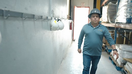 Master Products es una empresa puertorriqueña que ofrece productos de alta calidad a la industria de la construcción y mejoras al hogar. Su fábrica produce más de 80 productos como el Concrelisto, pegas y lechadas, morteros para empañetar, productos de reparación, entre otros, diseñados para cumplir con las expectativas y necesidades de sus clientes. 🏗️ Desde 1987, han invertido en tecnología, expansión y automatización, operando actualmente con cuatro líneas de producción. El Ing. Luis Correa