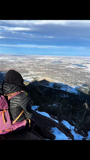 Bear Peak in the winter… This one is a good training hike with amazing views of Boulder below. It was incredibly windy as we ascended but greeted with an amazing summit! 2,828’ in vert and 7miles ✅ #colorado #hike #hikingadventures #fyp #winter @antonio Serrano