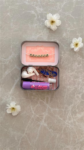 Felicia Heesen 🦋 on Instagram: "Altoids tin wallet 🪞🎀✨ #diyideas #altoidswallet #craftideas #diy #reels #explorepage✨ #tutorial #dollartreediy #asmrsounds #craftsofinstagram #feliciaheesen #artsandcraft"