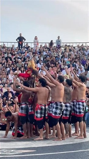 バリ島でとても有名な踊りです。