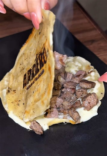 En @El Arriero Mid la especialidad es el sirloin y todo se hace al estilo Sinaloa y del norte. Aquí las tortillas están hechas a mano y la cebada es algo que no puedes dejar pasar. Tienen una selección de salsas y aderezos que van de lujo. ◯ Orden de guacamole $49 ◯ Papa asada $72 ◯ Quesadilla de sirloin en maíz $61 ◯ Pellizcada $59 ◯ Taco arriero $65 ◯ Taco camarón $56 ◯ Cebada sinaloense $55 📍 Calle 10 por 13 (Frente a la G500) Col. Montebello. Mérida, Yuc. 📅 Lunes a domingo de 4 pm a 12 pm 
