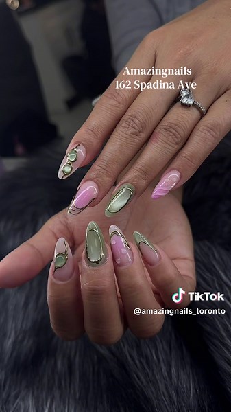 Spring is coming! And it's clearly reflected in her nails: the vibrant green of new shoots, the pink of flower buds, and the morning dew, accented with gold lines like rays of sunshine. All of it creates a complete picture of spring. Have you got your nails done to welcome spring? Come to us so you don't miss out on any of the spring vibes. #nailart #nails #nailsdesign #downtowntoronto #spring