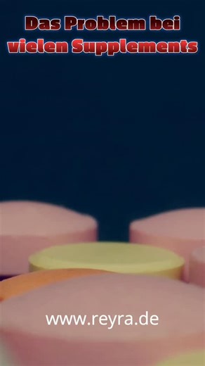 Reyra on Instagram: "Viele glauben, dass sekundäre Pflanzenstoffe sofort im Körper wirken – aber so einfach ist es nicht 🌿 Polyphenole, Flavonoide & Co. haben oft eine niedrige Bioverfügbarkeit, weil sie auf ihrem Weg eine ganze Reihe von Barrieren überwinden müssen: den Magen, den Darm, die Darmflora, die Leber und schließlich die Zellmembranen. Ein großer Teil wird umgebaut, verstoffwechselt oder wieder ausgeschieden, bevor er überhaupt dort ankommt, wo er wirken soll – in den Zellen und Mito