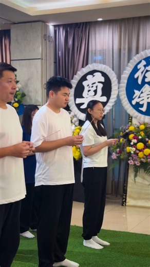 父親的一生，沒有驚天動地的偉業， 卻用平凡的雙手，撐起了我們整個家。 他總是走在最前面，替我們遮風擋雨； 又默默站在最後，確保我們都能安然前行。 記憶中的父親，話不多，卻做得很多。 他用汗水用沉默教會我們責任與堅強， 用一生告訴我們，什麼叫做「家」。 我們或許不曾聽他說太多愛， 但每一次叮嚀、每一次守候， 都是他最深沉的溫柔。 如今，父親已經走完了他在人世的旅程， 把勞累留在歲月，把愛留給了我們。 我們相信，他已在更好的地方繼續以慈愛的目光 看顧著他的孩子們♥︎ 謝謝您爸爸♥︎ 謝謝你的一生，為我們活成了一盞燈。 您的名字，寫在我們的生命裡； 您的愛，會陪伴我們走完未來的歲月。 葉府慶生老先生出殯禮 | 25.02.2026 #funeral #殡仪服务 #峇株巴辖 #柔佛 | 福财生命礼仪 Hock Chai Funeral Service