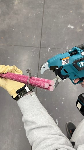 Some will say they can tie faster 🤷‍♂️•This is their Newest one deep tie rebar tierThis one is capable of tying #8 and #7 rebar and up to 5000 ties per charge.Makita Tools USA Makita Canada ...#tools #construction #concrete #rebar #makitatools #makitapartner | Kruger Construction