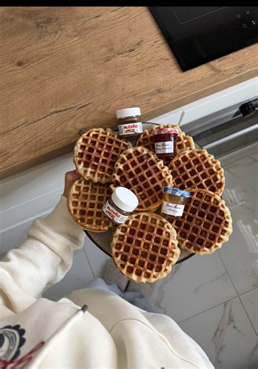 Recette de Gaufres de Liège ✨🥰 • 375 g de farine \t•\t22 cl de lait tiède \t•\t1 sachet de levure Briochin \t•\t2 œufs \t•\t1 sachet de sucre vanillé \t•\t150 g de beurre \t•\t100 g de sucre perlé \t•\t1 pincée de sel Préparation de la pâte Mélanger la farine avec le sucre vanillé et une pincée de sel. Faire une fontaine et casser les œufs au centre. Mélanger le sachet de levure avec le lait tiède puis ajouter au mélange farine-sucre-œufs. Mélanger bien avec une cuillère à soupe ou une spatule 