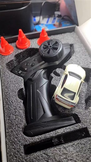 Mini voiture de drifting télécommandée : pilote comme un pro dans ta chambre ! 🚗💨 Avec télécommande, plots, éclairage. Disponible sur TikTok Shop, cliquez sur le caddie orange pour l’acheter 🛒 #minivoiture #drifting #noël #jouetenfant #pilotejunior