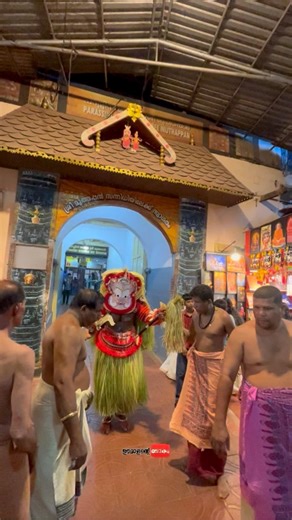 മുത്തപ്പനെ കാണാൻ വന്ന പൊട്ടൻ തെയ്യം😍#kannur #ooraalansworld #theyyam
