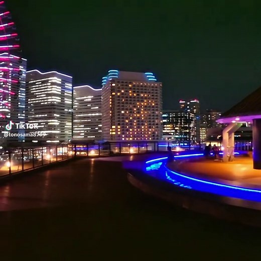 横浜夜景の特等席✨✨✨ 足湯に浸かりながら眺めるコスモワールドの観覧車、最高に贅沢な時間だった 営業時間：24時間営業、年中無休 アクセス：みなとみらい駅徒歩8分、桜木町駅徒歩15分 入館料：大人3500円、子供1800円 (入浴料、浴衣、バスタオル、フェイスタオル込み) #万葉倶楽部 #横浜 #japantrip #japantravel #yokohama @manyoclub @DJI JAPAN @DJI Osmo @DJI公式ストア