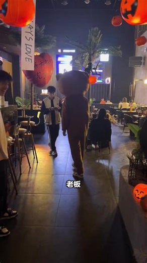下班想喝点，老板有啥推荐？七一路 419 清吧，熊猫白啤撞伯牙绝弦。酒桶 68 元，上了人气榜，服务贴心。划算又能微醺，下班摇人来，发圈炫耀！ #网红奶茶店 #驻唱 #鸡尾酒 #米其林餐厅 #奇幻水母