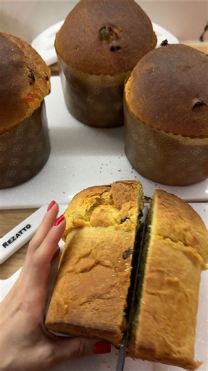 АЛЬОНА КАРПЮК РЕЦЕПТИ ФУДБЛОГ 🔥 РІВНЕ on Instagram: "НАЙСМАЧНІША ЗОЛОТА ПАСКА - пухка, ароматна, наче сонечко! ВІД ДАРІЇ ЦВЕК Інгредієнти: * 1 кг борошна, * 400 г молока, * 10 жовтків, * 100 г мокрих дріжджів або 35 сухих * 200 г масла, * 300 г цукру, * 100 г родзинок, * 1/2 ч. л. солі, * потерта цедра з 1 лимона. Всі інгредієнти я купувала у @silpoua 🧡 Рецепт приготування паски: 1. Спочатку треба замісити опару. Дріжджі розводимо у теплому молоці і додаємо 100 г цукру і 200 г борошна. Все доб