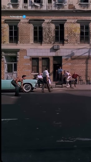 In A Bronx Tale, il tema del talento sprecato attraversa tutto il film in modo silenzioso ma costante. La scena del padre non è solo una lezione di vita, è il cuore morale della storia. Curiosità: il film nasce da un monologo teatrale autobiografico di Chazz Palminteri. Robert De Niro accettò di dirigerlo solo a una condizione: che Palminteri interpretasse lui stesso Sonny, per mantenere intatta l’autenticità della storia. È anche il debutto alla regia di De Niro, che scelse volutamente un tono