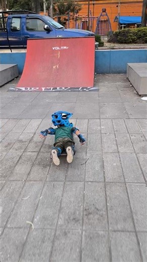 cómo usar una patineta#elniñodelabici #patineta #diversion #juegayaprende #patinando