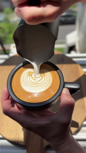 Comment VORTEX for the pitcher link 🙌 Layered heart. Slow. Controlled. Clean. This is what happens when your foam is stable and your flow is calm. Layering patterns like this is not about speed, it is about control and repeatability. Pitcher used: VORTEX. #latteart #barista #specialtycoffee