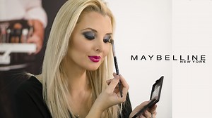 TUTORIAL SMOKEY EYES ESTILO ROCK Con este tutorial verán paso a paso como hacer un maquillaje Smokey Eyes con mucho glamour e intenso para ocasiones especiales. Maybelline New York - Bolivia nos presenta su nueva paleta de sombras The Rock Nudes con colores satinados vibrantes a mates profundos. Y para el toque final en mis labios, el Vivid Matte Liquid, en el tono Berry Boost 💋 #TeAconsejaHelgaFleig #MaybellineNewYork #SmokeyEyes Maquillaje Utilizado: Base: SuperStay 24 hrs., Nude Corrector: S