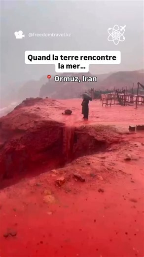 Voyage en Bref on Instagram: "🌧️🔴 Un phénomène naturel aussi rare que spectaculaire… Sur l’île d’Ormuz, située dans le sud de l’Iran, un événement saisissant s’est produit après de fortes pluies : la plage et la mer se sont teintées d’un rouge profond, donnant l’impression d’un paysage irréel, presque surnaturel. Ce spectacle impressionnant est pourtant 100 % naturel. Le sol de l’île est exceptionnellement riche en oxyde de fer (hématite), un minéral qui lui donne déjà ses teintes rouges, oran