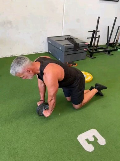 ANTI-EXTENSION TRUNK RESILIENCY Regardless of the sport, maximising resilience in the trunk is crucial for every athlete’s performance. Therefore developing a strong and resilient trunk should always be a high priority for athletes training program. Anti-extension core movement is crucial as it teaches the athletes how to maintain neutral spine and get robust in that position. Maintaining neutral spine and properly bracing your core during high speed athletic movements like throwing, kicking, sp