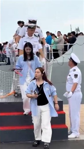 海军兵哥哥的举动又可爱又暖心 #军人风采 #最可爱的人 #army #military