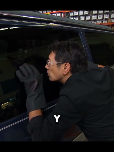 *¿Puedes Romper la Ventana de un Coche con Solo un Golpe? 😳🚗💥*