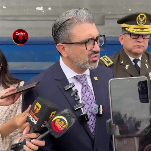 Código Cuenca on Instagram: "#ATENCIÓN// Xavier Bermúdez, gobernador del Azuay, se refirió a los panfletos con mensajes de amenaza en su contra y cuestionó a los operadores de justicia por dejar en libertad a un sujeto detenido por tenencia de droga durante el fin de semana.👇👇"