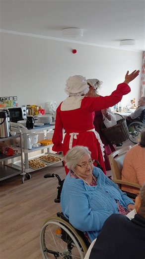 Am 30.09.2025 gab es für unsere Bewohner aus Genthin ein wunderbares Ernte-Dank-Frühstück😋 mit leckerem Zwiebelkuchen🧅🥧, Pflaumenkuchen🥧 und lecker bunt belegte Brötchen🥐🥯🥖. Musikalisch 🎤umrahmt wurde das Frühstück mit unseren zwei Bauernfrauen👩‍🌾👩‍🌾, die mit den Bewohnern gemeinsam sangen, Gedichte vortrugen, über Ernte-Dank Gespräche führten und natürlich gemeinsam das Frühstück genossen🫶🙏. | Seniorenzentrum "Gisander"