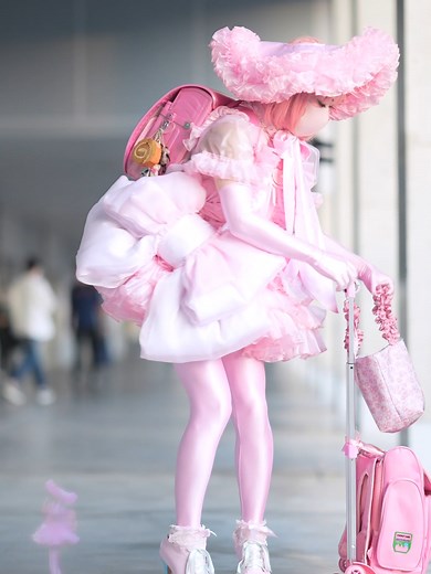 ピンクサテンフリフリドレスの妖精が京都駅に登場