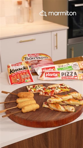 Testez ces 3 recettes spéciales apéro cet été avec des saucisses Knacki® Original, de la Pâte à pizza fine et rectangulaire et du Jambon fumé HERTA® ! 🥰 Les ingrédients : Mini-corn dog aux saucisses Knacki® : - 6 saucisses Knacki Original HERTA® - 140 g de fécule de maïs - 200 g de farine de blé - 1 sachet de levure - 2 oeufs - 240 ml de lait - 30 g de sucre - Huile de cuisson Pizzas végétariennes poivrons et feta : - 1 pâte à pizza fine et rectangulaire HERTA® - 200 g de coulis de tomates - 1