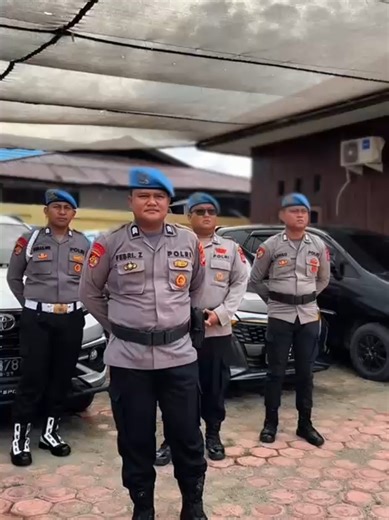 Disiplin adalah napas setiap insan Bhayangkara. Di tengah tantangan tugas dan dinamika wilayah, personel Kepolisian Daerah Papua Tengah terus menunjukkan komitmen kuat dalam menjaga kedisiplinan dan profesionalisme. Setiap apel pagi menjadi pengingat bahwa tanggung jawab adalah kehormatan. Kerapian sikap tampang, ketepatan waktu, hingga kesiapsiagaan dalam bertugas bukan sekadar formalitas, tetapi wujud integritas dan dedikasi kepada masyarakat. Dengan semangat Presisi, personel Polda Papua Teng