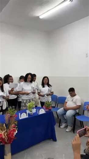 Evento Faetec on Instagram: "E o que falar desse lindo coral dos alunos do curso de inglês, coordenados pela professora @renatapriscillaa Os visitantes ficaram encantados com o desempenho do coral, além da bela escolha da música que nos envolveu em um mágico clima de Natal. Parabéns aos alunos e alunas do curso de inglês e à professora Renata por seu trabalho!"