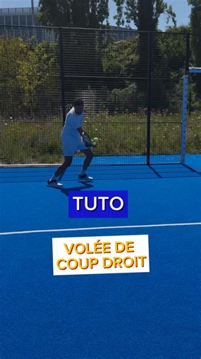 ✨ La volée de coup droit au padel, c’est un geste clé pour prendre le contrôle du point. 👉 Quelques repères simples : 1. Position : raquette devant soi, jambes fléchies, prêt à avancer. 2. Contact : frappe devant le corps (jamais derrière). 3. Mouvement : court et contrôlé, pas besoin d’un grand geste. 4. Poignet stable : pour garder précision et éviter les fautes. 🎯 Astuce débutant : pense à “accompagner” la balle plutôt que la frapper trop fort. Le contrôle prime sur la puissance ! | Bilal D