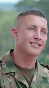 Conozca la historia del Subteniente John Brayan Rincón Cruz. "Arrepentirme de servir nunca, arrepentirme de ayudar nunca. Estar acá es darlo todo por gente que no conocemos, que nunca vemos, que no saben que nosotros existimos, pero es un servicio abnegado, es un servicio que doy con el alma". #FuerzasMilitares #EjercitoNacional #HeroesDeLaPatria | Querida Patria