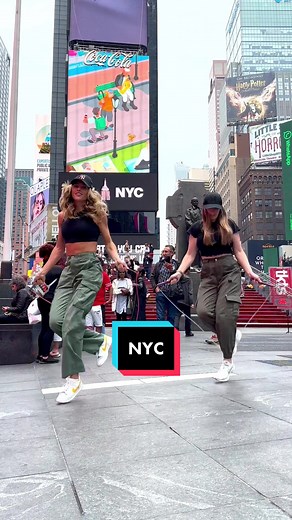 Guy in the back got his footage 🤳😆 so good to bump into @Bex & Rach | JumpRopeSisters in NYC 🗽 #nyc #timessquare #jumprope #skipping #duet #choreo #footwork